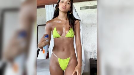 Yovanna Ventura, daracık bikinisiyle
