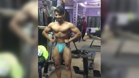 Hintli Yakışıklı Sporcu'nun Kaslı Vücudu