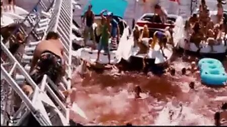 Ünlü Kelly Brook, Piranha 3D filminde çıplak ve ıslak