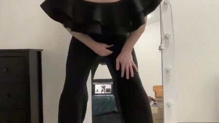 Geceye hazır trans sissy çocuğun üzerindeki fırfırlı akşam tulumu