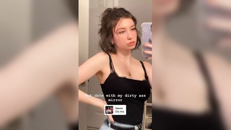 Katelyn Nacon'un seksi ayna selfiesi