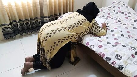 Kitabı Okurken Küçük Kardeş Ablasını Elle Taciz Etti – Net Sesli Hintçe (Hint Aile Seks)