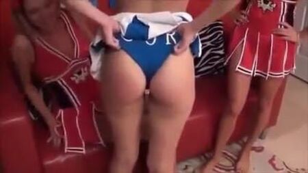 ponpon kızın pantolonunu yukarı çekme