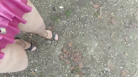 Sissy kıyafetine sıkışıp kalmış ve aşağılayıcı görevler almak zorunda kalıyor