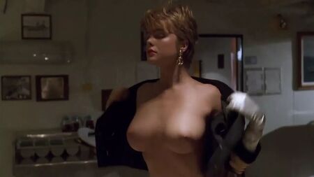 Erika Eleniak üstsüz ve poposu