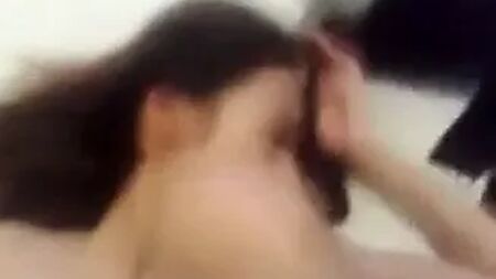 Genç kız orgazm olurken inliyor