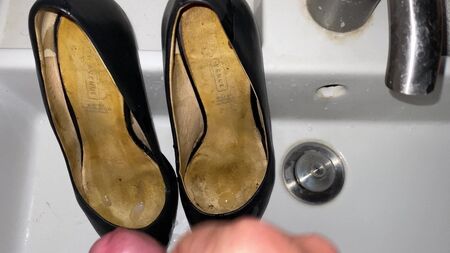 Cumming'in kız arkadaşı yine siyah iş ayakkabılarını giyiyor