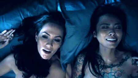 Kate Siegel, Levy Tran ve Victoria Pedretti'nin çıplak aşk sahneleri