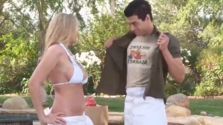 Julia Ann White, Xander Corvus ile havuzda bikiniyle sevişiyor