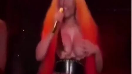 Nicki Minaj - Göğüs Açıklığı