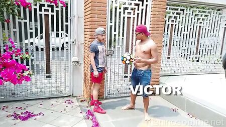 Lucas, Angel, Victor ve Hugo kanepede ateşli bir seans yaşıyor