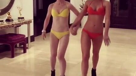 Kate Beckinsale ve Kathy Griffin'in Bikini Defilesi