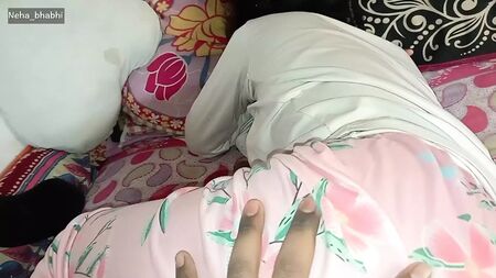 Uyuyan üvey kız kardeşi sikmek, Neha Bhabhi