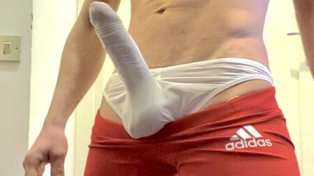 Kırmızı Adidas şort ve ipeksi boner tanga