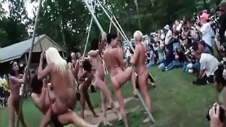Panderosa Çıplaklar Tatil Köyü'ndeki Velvet Swingers Kulübü'nde eğlence