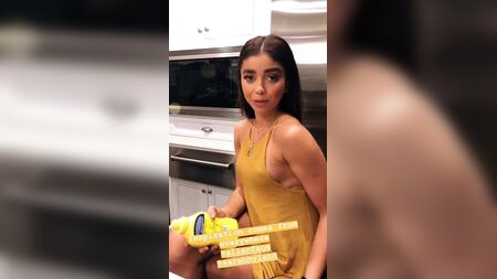 Kısa sarı elbisesiyle meme uçları belirgin olan Sarah Hyland