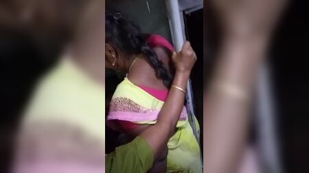 Otobüste seksi bir Tamil teyze var