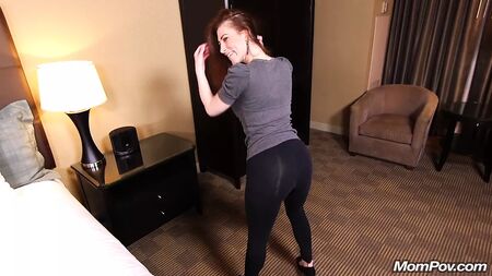 45 yaşındaki yoga yapan olgun kadın Amelia soyunuyor