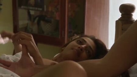 Radhika Apte'nin çıplak göğüsleri ve kalçaları