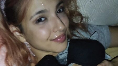 Geceleri üvey kız kardeşimi nasıl becereceğimi öğretiyorum, karşılığında da güzel bir oral seks alıyorum