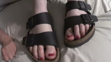 19 yaşındaki kız, Birkenstock ayakkabılarla