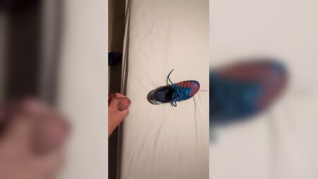 Yeni Adidas Predator futbol kramponlarımla oynayayım