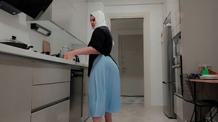 Üvey oğluma seksi dolgun vücudumu gösteriyorum