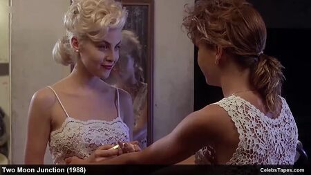 Sherilyn Fenn ve Kristy McNichol'un Önden Çıplaklık ve Çılgın Seks Sahneleri