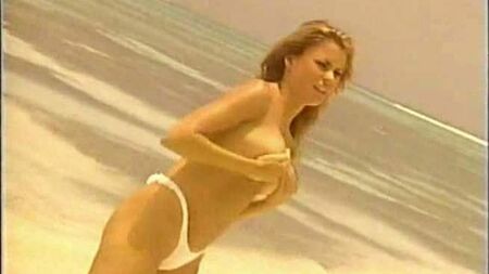 Sofia Vergara, ScandalPlanet'teki takvim için bikini ve üstsüz poz verdi