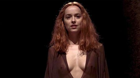 Dakota Johnson, ScandalPlanet.Com'da Göğüs Uçları Görünür Halde