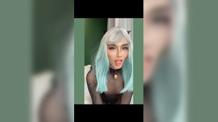 Emily, muhteşem siyah vücut çorabıyla