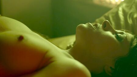 Julia Filmindeki Ashley C Williams ve Tahyna Tozzi'nin Çıplak Seks Sahnesi