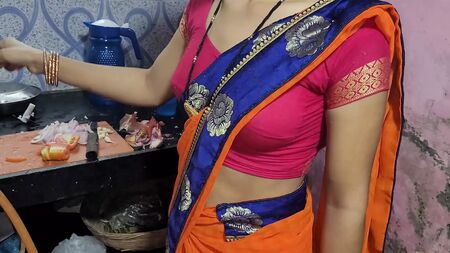 Desi bhabhi mutfakta yemek pişirirken kayınbiraderi arkasına yaklaştı