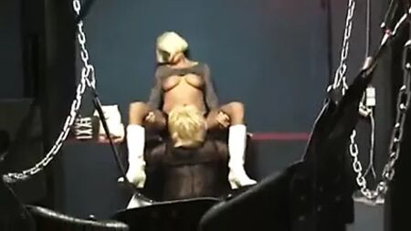 Bir çift, porno sinemasında bir travestiyle tanışır