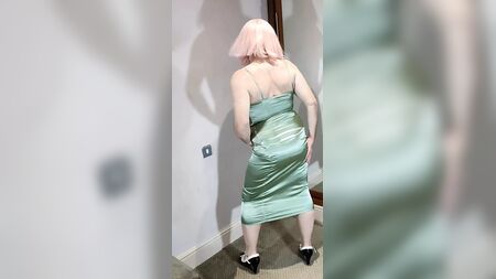 İngiliz televizyonu sona erdi Nottstv, dar, yeşil, parlak saten bir elbiseyle