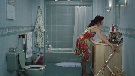 Veronica Yip soyunuyor ve duş alıyor