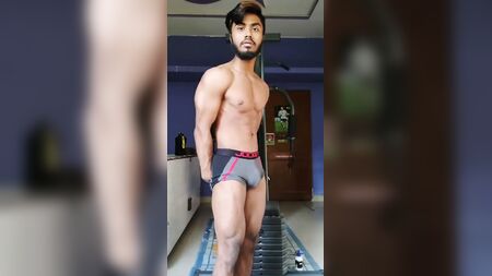 Spor salonuna giden Hintli genç
