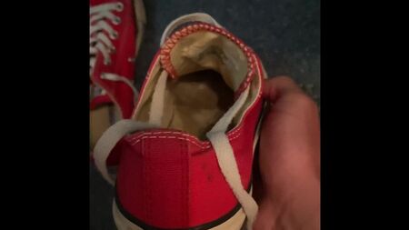 Kız kardeşimin kırmızı Converse spor ayakkabısının içine boşal - chuckloveinsta