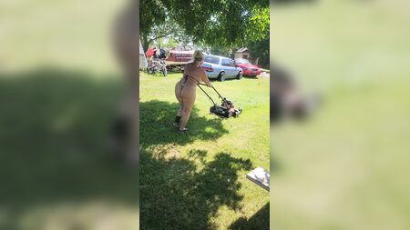 Eve döndüğümde karımı tanga bikinisiyle çim biçerken buldum; her adımında kalçaları ve uylukları sallanıyordu