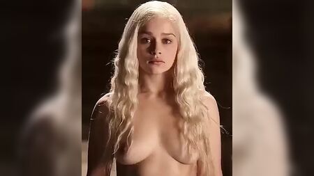 Emilia Clarke'ın poposu tekrar tekrar