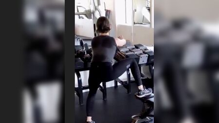 Alison Brie spor salonunda kıçını sallıyor