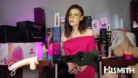 Sarah Sue, Hismith'in Auxfun Seks Makinesini İnceliyor