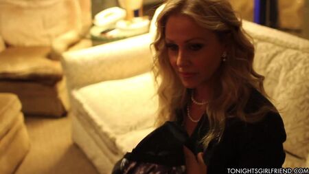 Ünlü MILF Julia Ann, aynı zamanda Tonight Girlfriend'dir