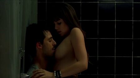 Ana De Armas'ın Göğüslerinin Sertçe Emilmesi - Yakın Çekim