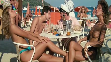seksi kızlar Sakin olalım ve St. Tropez'de serin bir şeyler içelim