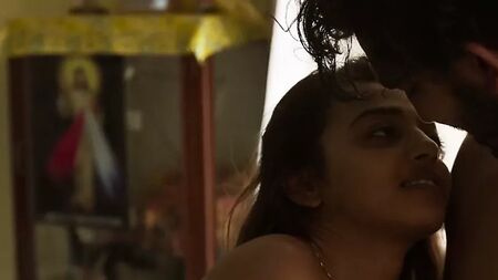 Radhika Apte, yatak odasında sevişirken göğüslerini sergiliyor