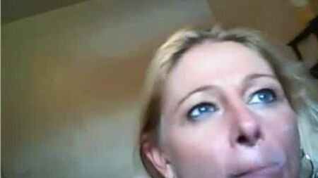 Büyük göğüslü MILF, sert bir siki yaladıktan sonra yüzüne kocaman bir yük aldı