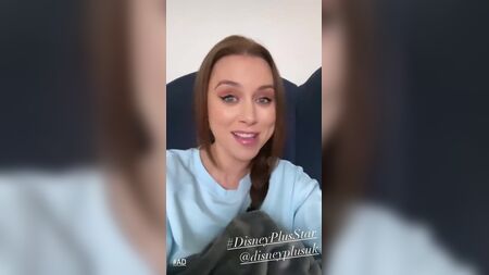 Una Healy evinden bir reklam çekiyor