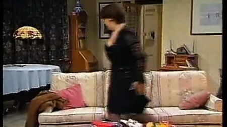 Lynda Bellingham'ın Seksi Siyah Elbisesi