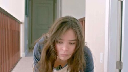 ScandalPlanet.Com'da Hailee Steinfeld'in Göğüs Açıklığı Sahnesi
